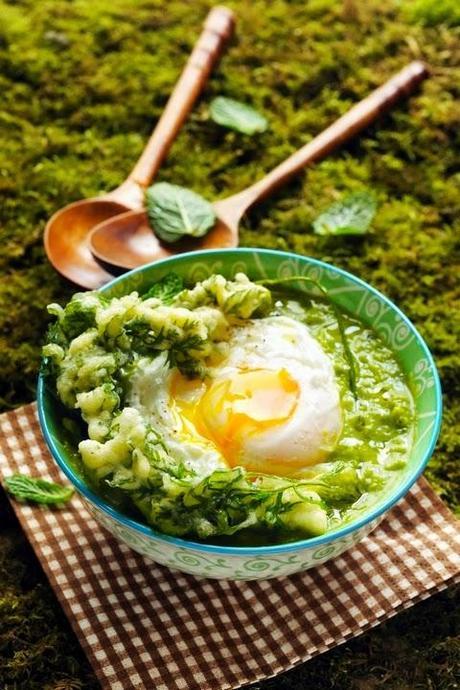 Soupe aux petits pois, aux fèves et aux fanes de carottes et son œuf poché… comme un repas dans un bol !