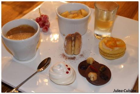 Café gourmand : meringue cerise, petit four à l'orange, salade de fruit et son sirop, buchette tiramisu, mendiants {Noël et Fêtes}