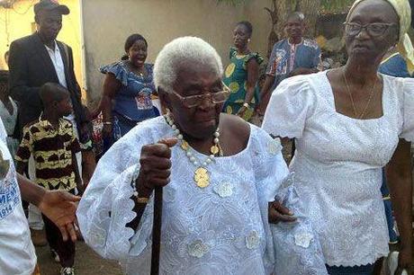 Depuis l'ouverture du testament de Mandela, les passions se déchaînent : ici, une ancienne maîtresse de Madiba qui vient réclamer sa part de l'héritage, ça va chier ! 