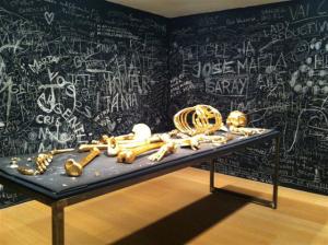 Lección de anatomía: Cadáver Exquisito, homenaje a Joseph Beuys. 2013  Esqueleto hecho de tiza, forrado con pan de oro, 2.80m X 50Cm. 
