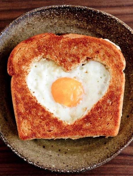 Tartine avec œuf en cœur pour la saint Valentin