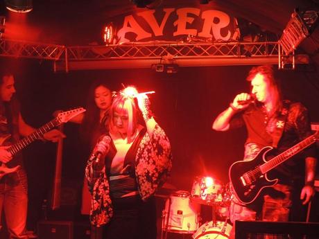 Lamia Cross feat Lutecia en concert au : Le Cavern