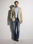 Blazer beige avec chemise bleu layette et un jean used. Chaussures et ceinture marron. Simple et très efficace, vous ne prenez pas de risque !