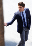 Blazer, chemise et cravate en camaïeu de bleu avec un chino gris. Le légendaire blazer devient branché et vous modernisez cet ensemble classique en ajustant un peu la silhouette ! Bravo Zac !