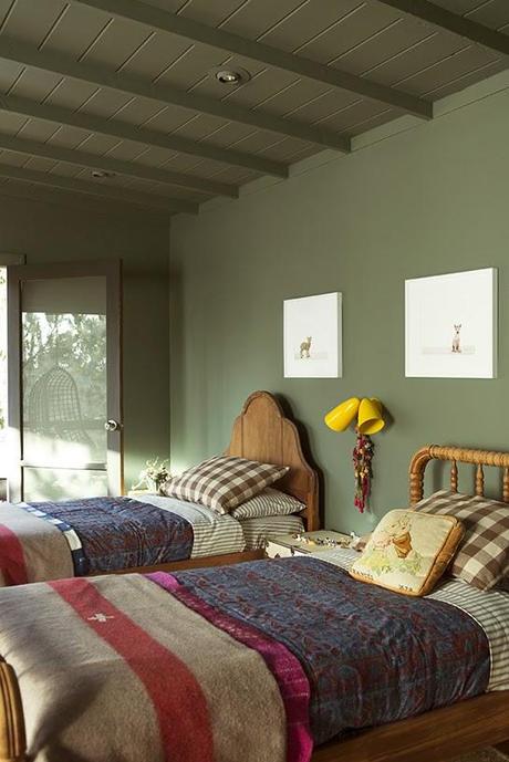 Une chambre d'enfant en vert kaki