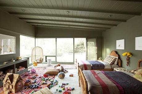 Une chambre d'enfant en vert kaki