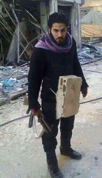 Pas facile de faire une série policière là bas, le budget accessoires est très limité...