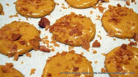Macarons au caramel au beurre salé, coeur coulant caramel et paillettes éclats de crêpes dentelle paillettes crepes dentelle