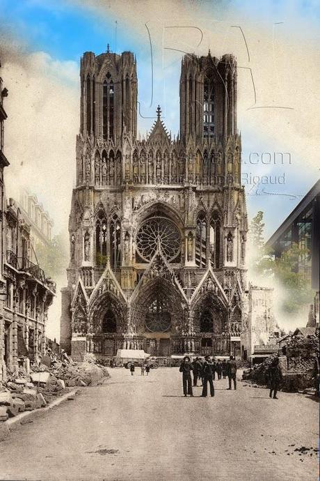 le tourisme d'après-guerre s'organise sur le parvis de la cathédrale de Reims