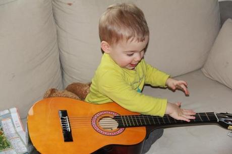 guitare-apprentissage-bébé