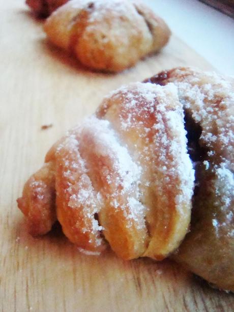 Petits chaussons pommes sauce caramel et quelques amandes, noisettes....