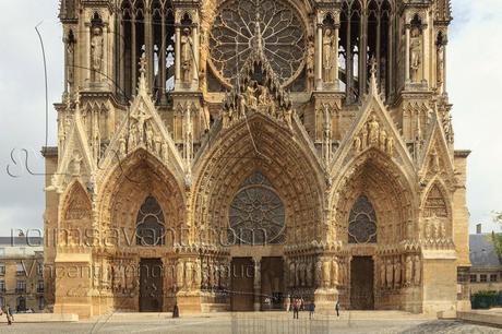 le parvis et la statue de Jeanne d'Arc
