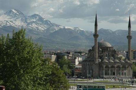 Kayseri'deki_Erciyes_dağı_ve_Bürüngüz_camii.jpg