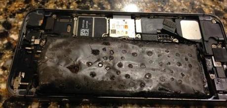 Photos d'un iPhone 5S dont la batterie a pris feu et a explosé