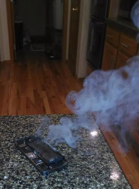 Photos d'un iPhone 5S dont la batterie a pris feu et a explosé