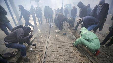 Des casseurs saccagent le centre-ville de Nantes lors d'une manifestation