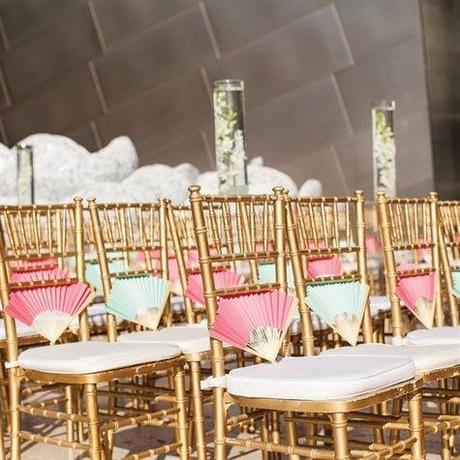 13 idées de décorations de chaises de cérémonie tendances! decor-ceremonie-eventail