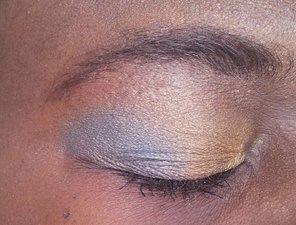 Soleil et ciel bleu sur les paupières avec Sleek