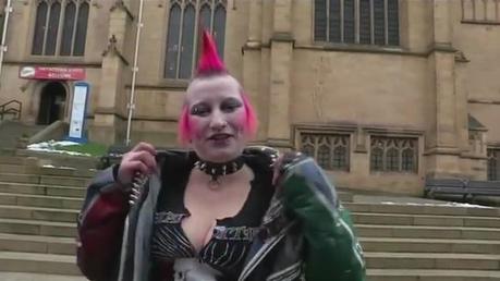 Une punk se fait relooker pour devenir une belle femme
