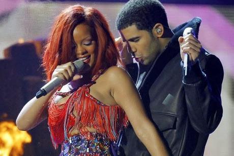Vidéo : Rihanna débarque au concert de Drake