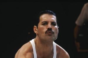 La moustache, le nouveau style des terrains de foot? Freddie Mercury -1251039