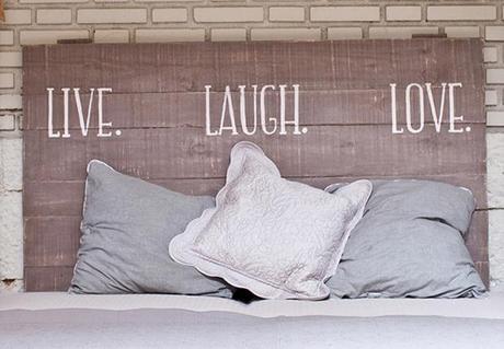 Tête de lit en bois gris foncé  Live Laugh Love