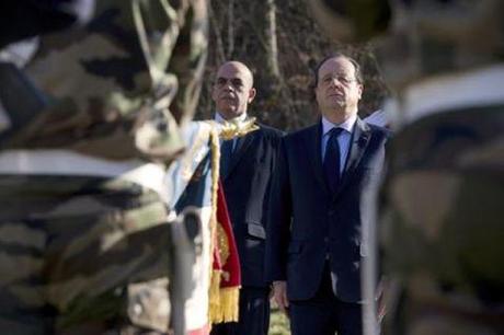 Le respect se perd : le président de la République a été à deux doigts de se faire écrabouiller par deux de ses soldats qui ont voulu le compresser comme dans un sandwich ! 