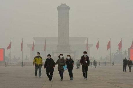 Les Black Eyed Peas sont en concert dans la capitale chinoise : à grands renforts de fumigènes pour rendre la prestation encore plus spectaculaire ! 