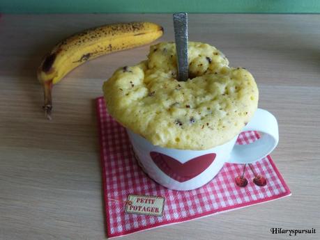 Mug cake banane et pépites de chocolat / Banana and chocolate chip mug-cake