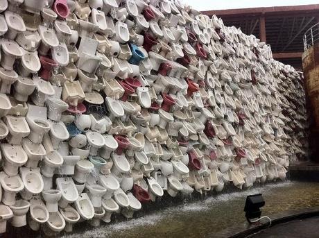 oeuvre d'art de shu yong, mur de toilettes à Foshang, détail ou on voit l'eau couler