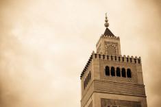 Minaret d'une mosquée en Tunisie (Crédits : Kouks, licence Creative Commons)