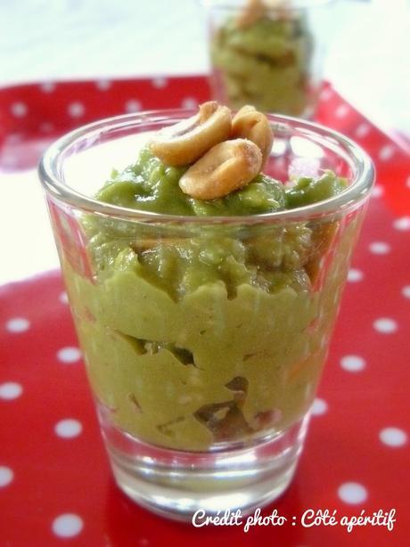 Verrine de crème d’avocat aux cacahuètes