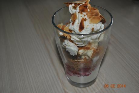 Coupe glacée; cerises, amandes, speculoos