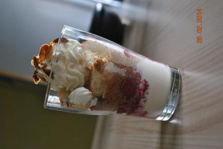 Coupe glacée; cerises, amandes, speculoos