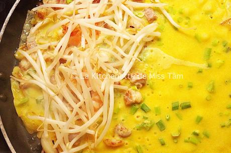 Crêpe vietnamienne farcie aux crevettes et au porc (Bánh xèo)
