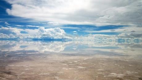 Le merveilleux Salar de Uyuni est, avec ses 10 582 km2 (4 085 miles2), le plus grand étendu de sel au monde. Il est situé dans le département de Potosí au sud-ouest de la Bolivie, près de la crête des Andes, à 3 650 mètres d'altitude.