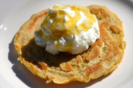 Pancakes à la farine de caroube, yaourt à la Grecque