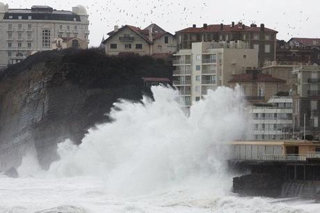 Tempête Christine les vitres du casino de Biarritz ont cédé sous le poids des vagues