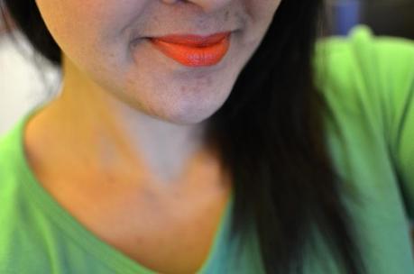 TANGERINE SREAM 799 : un lipstick dément pour cet été ! C'est le dupe parfait de Morange de chez Mac. Il est pétillant et me donne un sourire couleur agrume. Le plus étonnant avec celui-ci c'est son intensité ! En un mot sa pigmentation est DINGUE ! Inspiration : Selena gomez / Jessica Alba