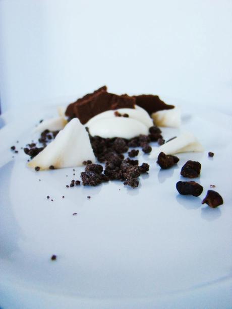 Crème de yaourt au chocolat blanc, sable de chocolat et anone...