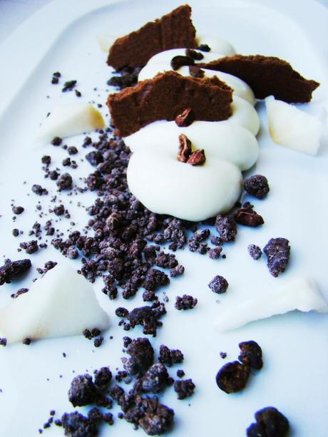 Crème de yaourt au chocolat blanc, sable de chocolat et anone...