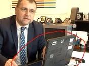 Dans police, travaille avec l’ordinateur l’envers