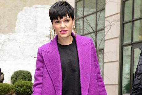 Jessie J : un look violet au top !