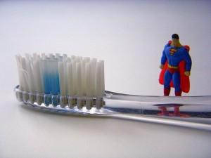 Une brosse à dents électrique révolutionnaire utilise des ultrasons pour donner 16 000 coups de brosse par minute !