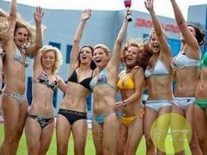Football féminin en bikini - Paperblog
