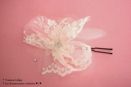 magnifique accessoire de mariage pour cheveux, dentelle de calais , plumes ivoire et blanche avec des cristaux swarovski. Pics pour chignon fleur en dentelle et en soie