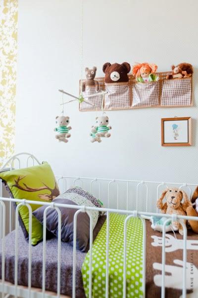 Mur de casiers dans une chambre d'enfant
