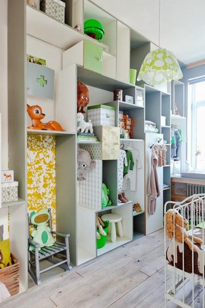 Mur de casiers dans une chambre d'enfant