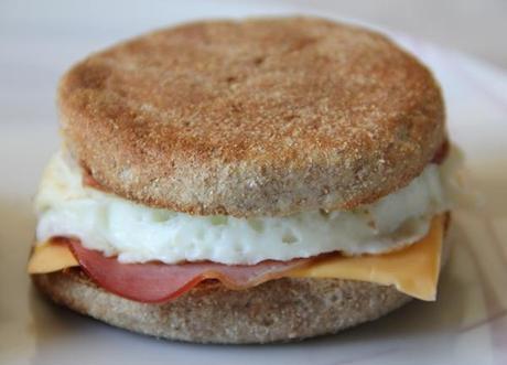 L’egg muffin : un petit déjeuner salé vite-fait, bien-fait et tellement bon ! egg-muffin