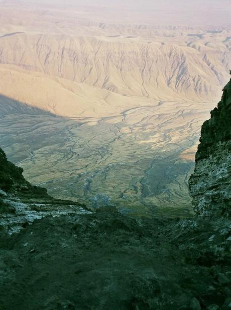Vue du rift Africain du haut du Lengaï....Et la descente périlleuse dans la lave figée et déchiquetée